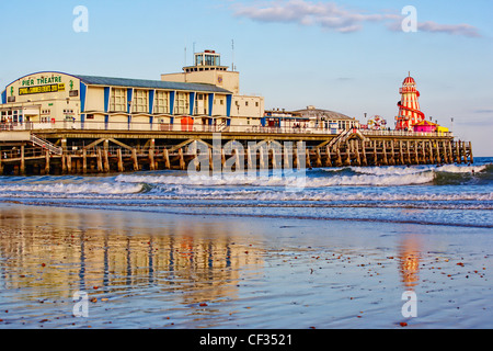 La laminazione delle onde sulla spiaggia passato Bournemouth Pier. Foto Stock