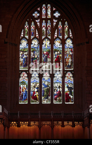 La finestra di vetro colorato all'interno di Dunkeld Cathedral. Il XIV secolo coro, la parte più antica della chiesa è ora utilizzato come parigi Foto Stock