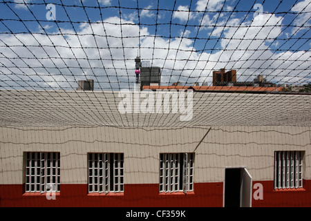 Numero quattro prigione edificio protetto da filo spinato entro la città di Johannesburg. Sud Africa Foto Stock