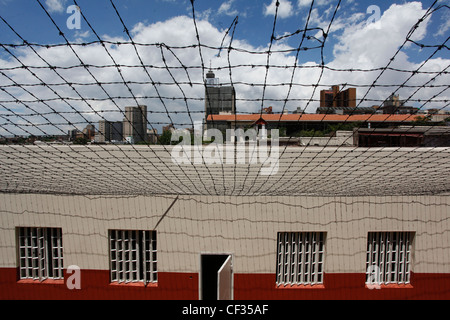 Numero quattro prigione edificio protetto da filo spinato entro la città di Johannesburg. Sud Africa Foto Stock