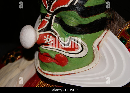 Vista ravvicinata di indiani Kathakali Dance Drama carattere 's faccia decorativa.Kathakali artista divertente faccia vista con piena di specchio Foto Stock