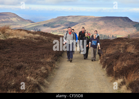 Un gruppo di escursionisti che si vede sul modo di Cleveland vicino a Stokesley North Yorkshire Moors England Regno Unito Foto Stock