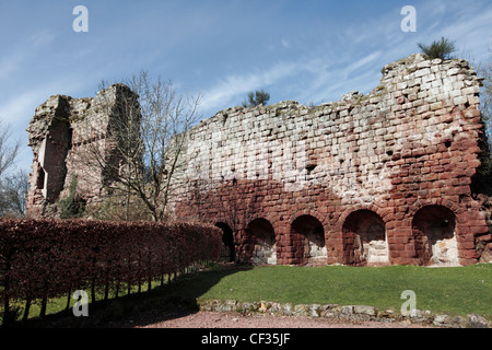 Il XV secolo cortina Ovest parete e rovinato tenere di Roslin (Rosslyn) castello vicino Rosslyn Abbey, in gran parte distrutto durante il W Foto Stock