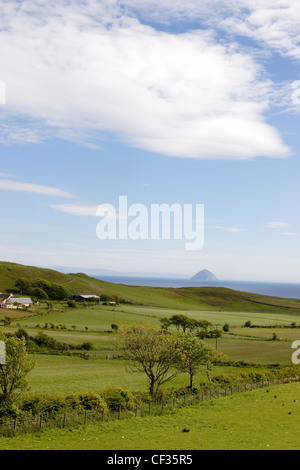 Arran vista Ailsa Craig. Ailsa Craig, nel Firth of Clyde, è un'isola rising bruscamente dal mare per un'elevazione di 1,11 Foto Stock