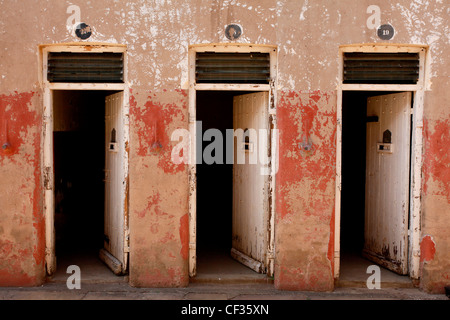 Numero quattro prigione edificio protetto da filo spinato entro la città di Johannesburg. Sud Africa Foto Stock