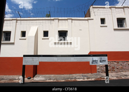 Numero quattro prigione edificio protetto da filo spinato entro la città di Johannesburg. Sud Africa Foto Stock