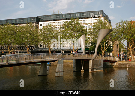 Moderna scultura cornuta oltre Pero's Bridge in Bristol. Foto Stock