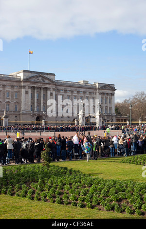 La folla fuori Buckingham Palace in attesa di vedere il Cambio della Guardia. Foto Stock