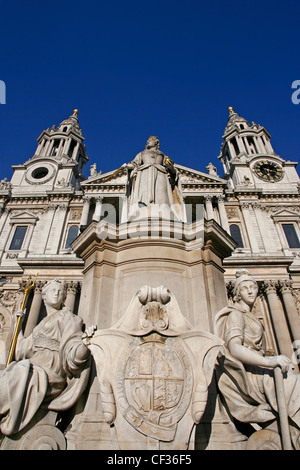 Statua della regina Anna davanti alla Cattedrale di San Paolo a Londra. Foto Stock