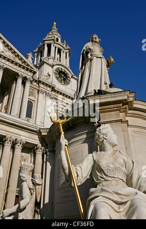 Statua della regina Anna davanti alla Cattedrale di San Paolo a Londra. Foto Stock
