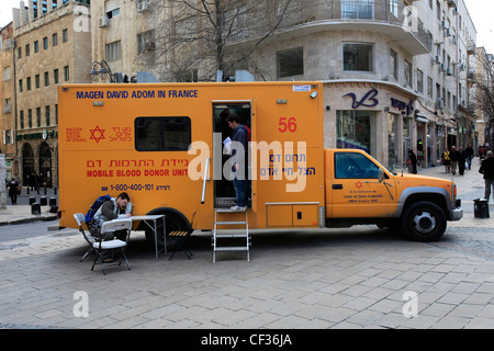 Mobile di donatore di sangue unità del Magen David Adom nazionale medico di emergenza ambulanza e la banca del sangue servizio in Israele Foto Stock