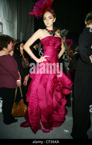 Dior Backstage Paris autunno inverno indossare modello rosa scuro satinato abito senza spalline, volant al busto, flolength gonna asimmetrica, Foto Stock