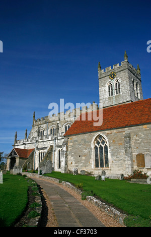 La chiesa di San Pietro che è un vecchio santuario sassone in Wootton Wawen. Foto Stock