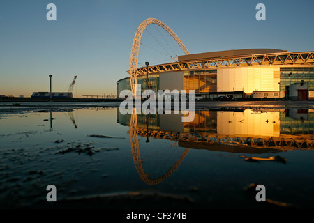 Il nuovo stadio di Wembley al tramonto a Londra. Foto Stock