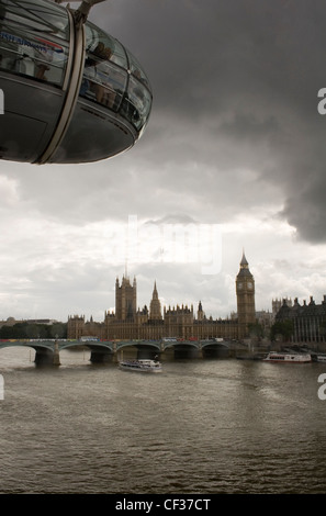 Aria di tempesta oltre le case del Parlamento. Foto Stock