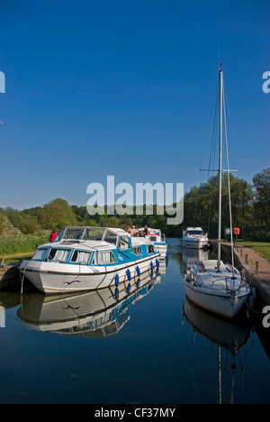 Persone rilassante per una vacanza in barca sul fiume y vengono su Norfolk Broads. Foto Stock