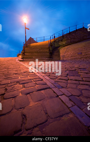 Il fondo del 199 passi a Whitby, North Yorkshire, Inghilterra Foto Stock