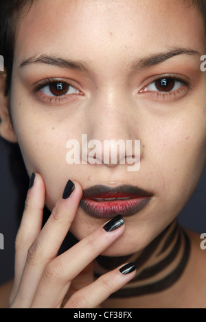 Il backstage di Rodarte bellezza New York pronto a indossare Primavera Estate Close up viso, vampish make up: dark delineato le labbra e il nero Foto Stock