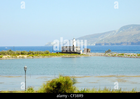 Faro sul Laghetto di Lingua, o 'laghetto salato', nella città di Lingua, sull'isola Eolie di Salina, Sicilia, Italia. Foto Stock