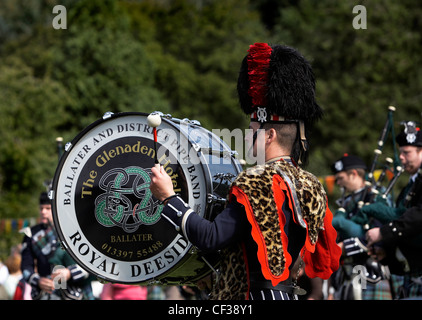 Un batterista marching effettuando al Lonach Highland Games. Foto Stock