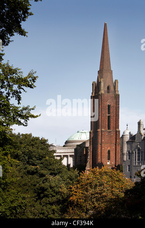 Il rosso mattone guglia di Archibald Simpsons Triple Kirks edificio in Aberdeen. Foto Stock