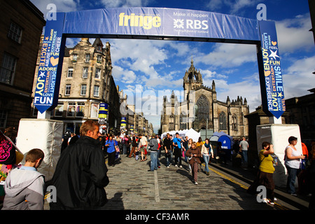 Saint Gile's Cathedral e il Royal Mile nel centro storico di Edimburgo durante il Fringe Festival. Foto Stock