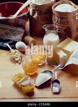 La cottura croissant un gustoso ripieno di mandorle, appena sfornato hanno odore e sapore meraviglioso ingredienti necessari per rendere la Foto Stock