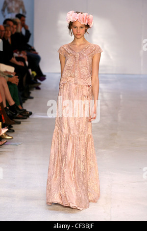 Erdem Londra pronto a indossare Primavera Estate Ful lunghezza lacy peach abito con motivi floreali coronet Foto Stock