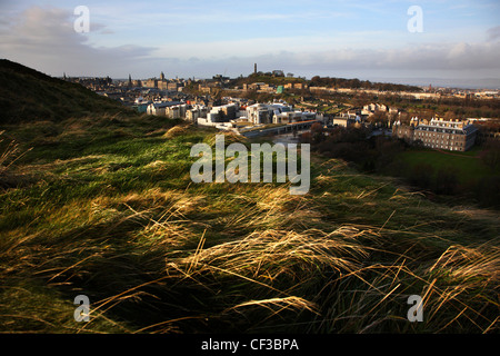 Vista sul Palazzo di Holyrood e Calton Hill a Edimburgo. Foto Stock