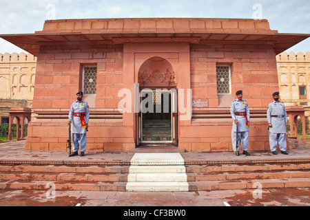 Allama Iqba tomba, poeta- filosofo dell'Est, al di fuori della moschea Badshahi, Lahore, Pakistan Foto Stock