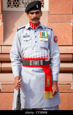 Guardia d'onore al di fuori Allama Iqba tomba, al di fuori della moschea Badshahi, Lahore, Pakistan Foto Stock