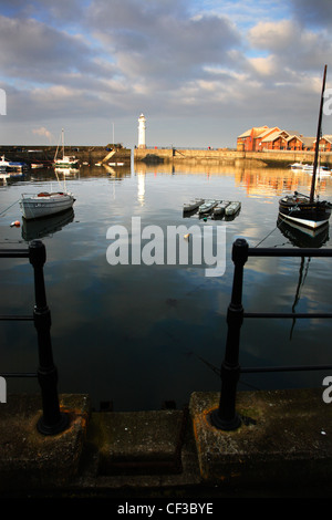 Barche e navi da pesca ormeggiate nel porto di Leith a Edimburgo. Foto Stock