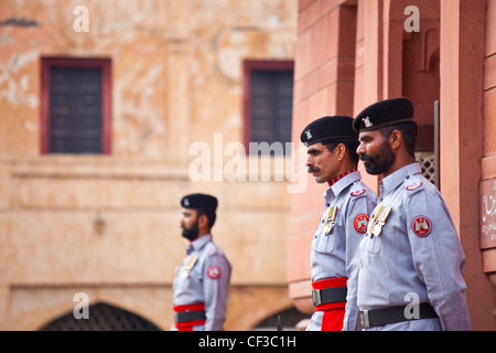 Guardia d'onore al di fuori Allama Iqba tomba, al di fuori della moschea Badshahi, Lahore, Pakistan Foto Stock