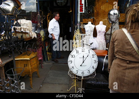 Un assortimento di beni di seconda mano per la vendita al di fuori di un negozio sul Portobello Road. Foto Stock