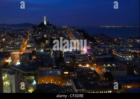 Crepuscolo sopra Telegraph Hill e la Coit Tower, San Francisco CA Foto Stock