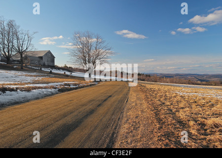 Una strada attraverso il paesaggio in Shelburne, Massachusetts Foto Stock