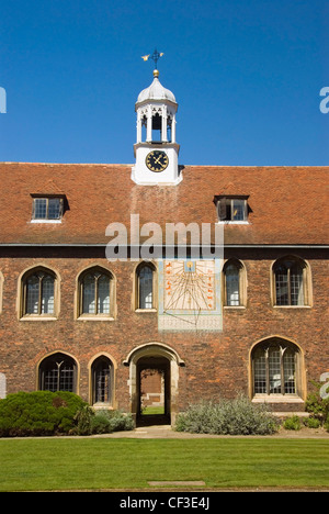 La vecchia corte del quadrangolo all'interno del Queens' College di Cambridge. Queens' College è il farro con l'apostrofo dopo la finale 's' b Foto Stock