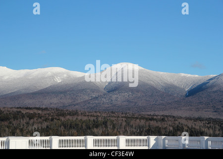 Vista delle montagne bianche dal portico del Omni Mount Washington Hotel Foto Stock