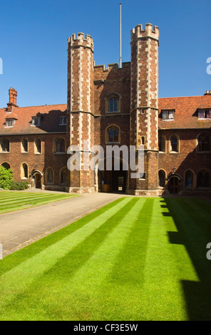 Antica Corte e casa di Gate al Queens College di Cambridge. Queens' College è il farro con l'apostrofo dopo la finale 's' becaus Foto Stock