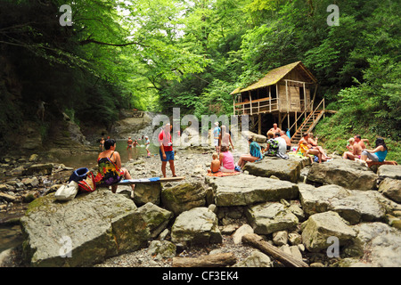 SOCHI RUSSIA luglio 15 persone vicino a cascata Sochi Russia anno resorts Big Sochi si aspettano di avere 4.4 milioni di vacanzieri o 400 Foto Stock