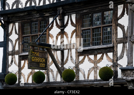 Le travi di legno facciata del vecchio Garrick Inn pub in Stratford upon Avon. Foto Stock