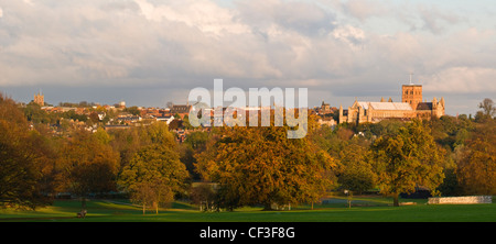 Vista da Verulamium Park verso l'Abbazia al tramonto. Foto Stock