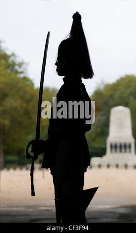 La silhouette di una famiglia soldato di cavalleria della Guardia a Cavallo le protezioni in Whitehall. Foto Stock