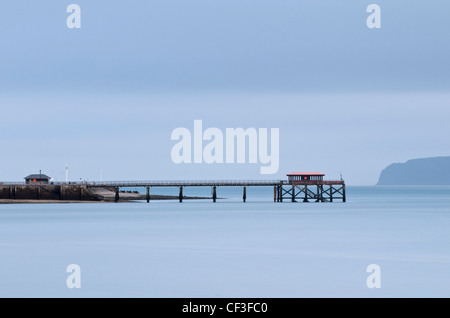 Una vista verso Beaumaris Pier sullo Stretto di Menai. Foto Stock