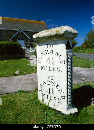 A tre facciate pietra miliare e cappella convertito a un bivio sulla A30 strada tra Penzance e Land's End. Foto Stock