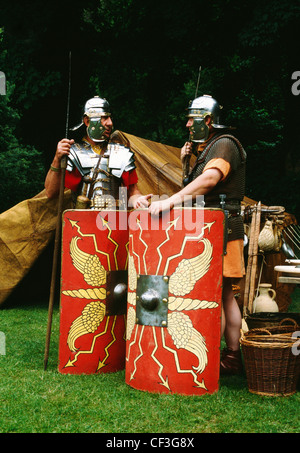 Due membri della Ermine Street Guard rievocazione della società vestiti come legionari romani in piedi al di fuori della loro pelle di capra tenda. Foto Stock