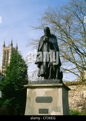 Bronzo fuso da George Frederick Watts del poeta laureato Alfred Tennyson signore in Minster cortile con uno della Cattedrale di Lincoln di WES Foto Stock