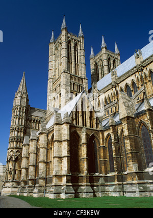 L'estremità occidentale della Cattedrale di Lincoln che mostra parte dell'esterno dei primi inglese navata gotica e la perpendicolare torri Foto Stock