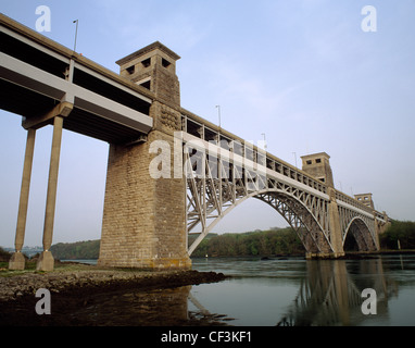 Cercando se presso il Britannia Bridge, un ponte ferroviario disegnato da Robert Stephenson con Sir William Fairburn, costruito 1846-50 acro Foto Stock