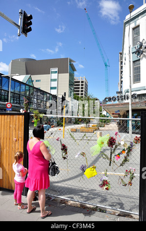 Fiori su recintata C.B.D dopo terremoti, Cashel Mall, Christchurch, Distretto di Canterbury, Nuova Zelanda Foto Stock